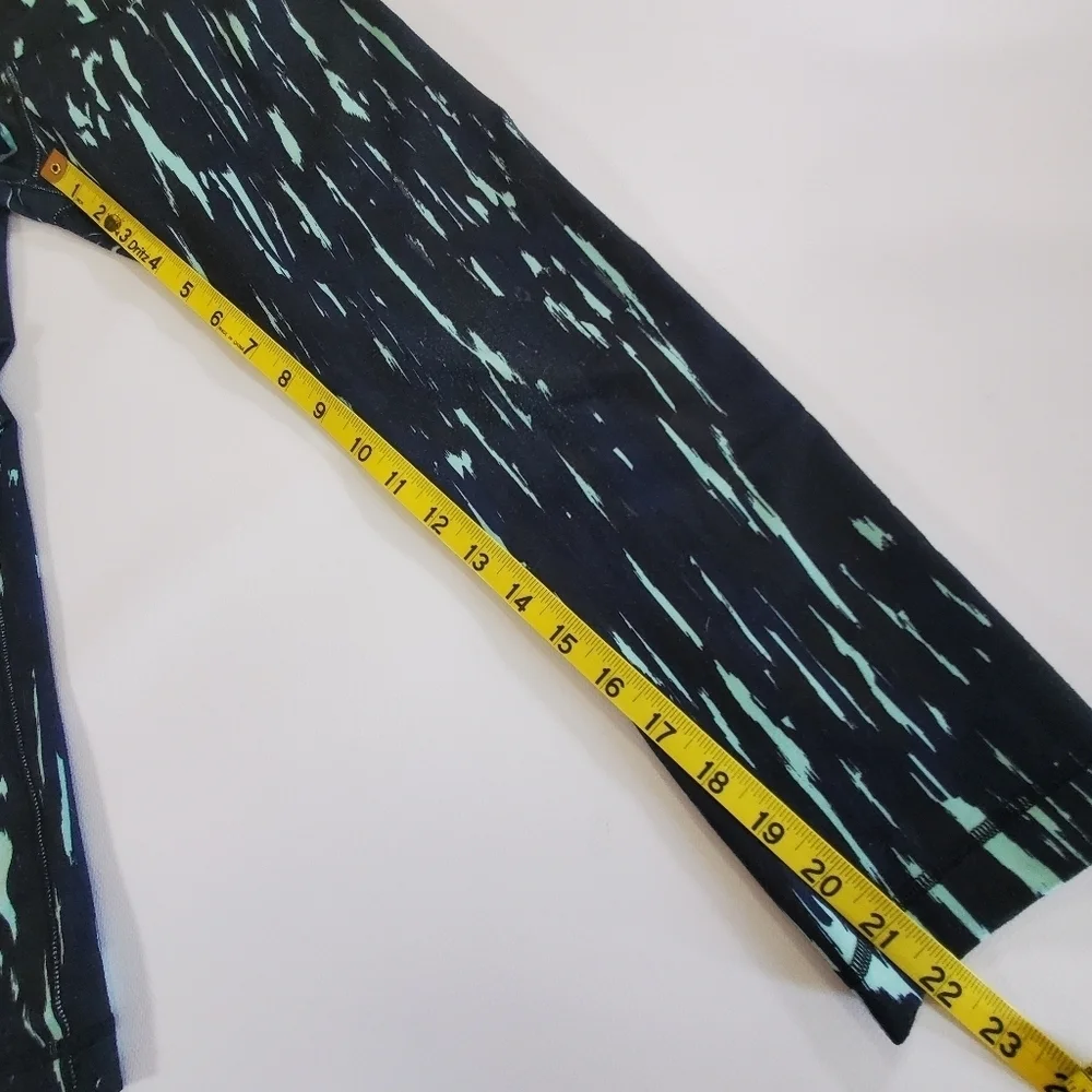 2030 * Lululemon Wunder Under Crop III Painted Animal Menthol Black Size 6